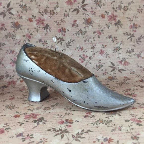 Antique Pin Cushion Metal Lady Shoe High Heel Velvet Cushion plus Pins as Found - Picture 2 of 5